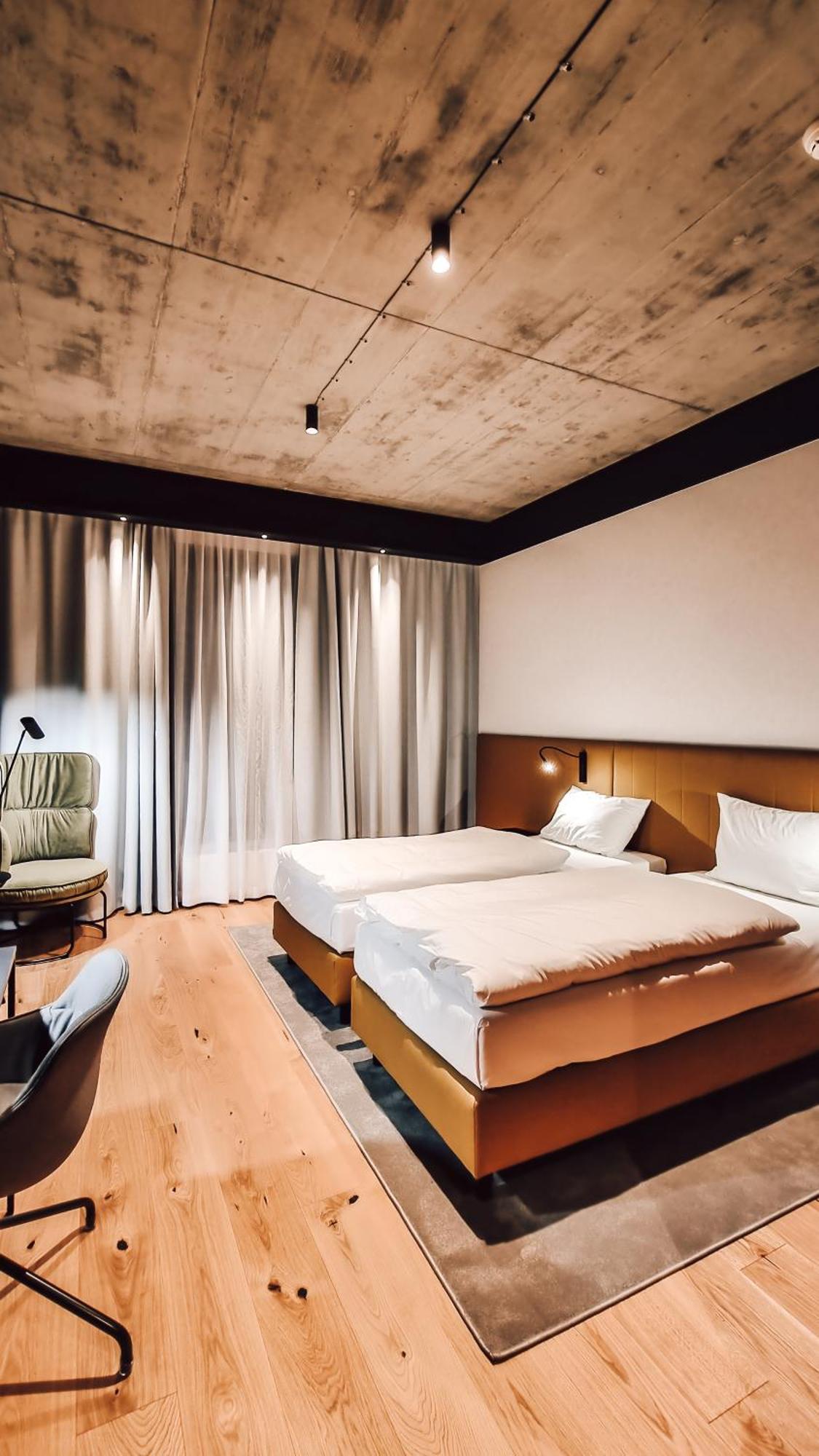 Fabryka Welny Hotel & Spa Пабянице Екстериор снимка